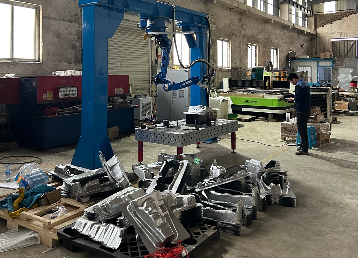 機器人三維激光切割機 機器人三維激光切割機