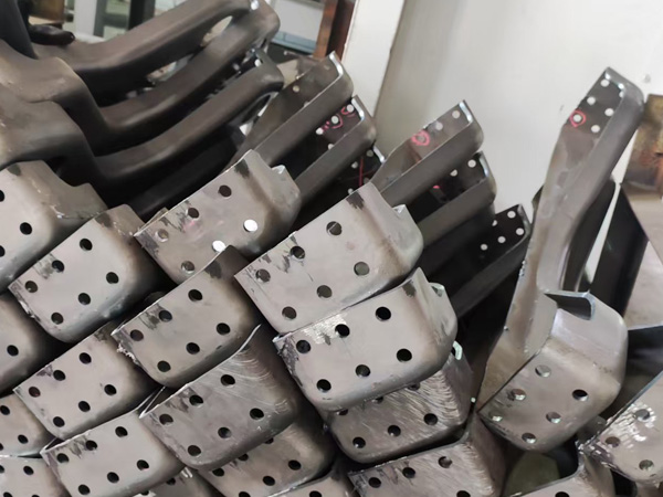 車橋殼體機(jī)器人三維激光切孔修邊