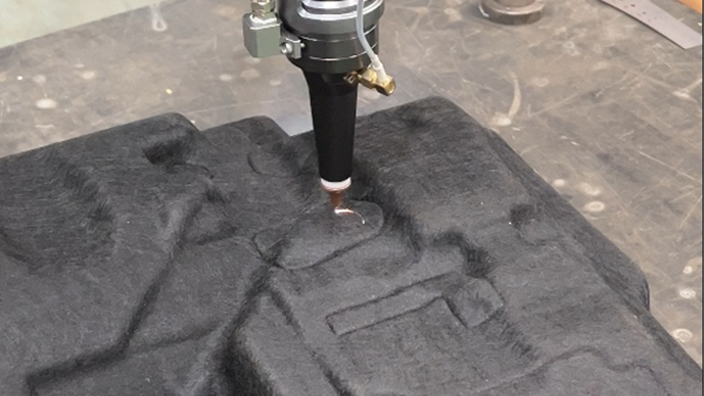 汽車發(fā)動(dòng)機(jī)隔音罩機(jī)器人激光切割